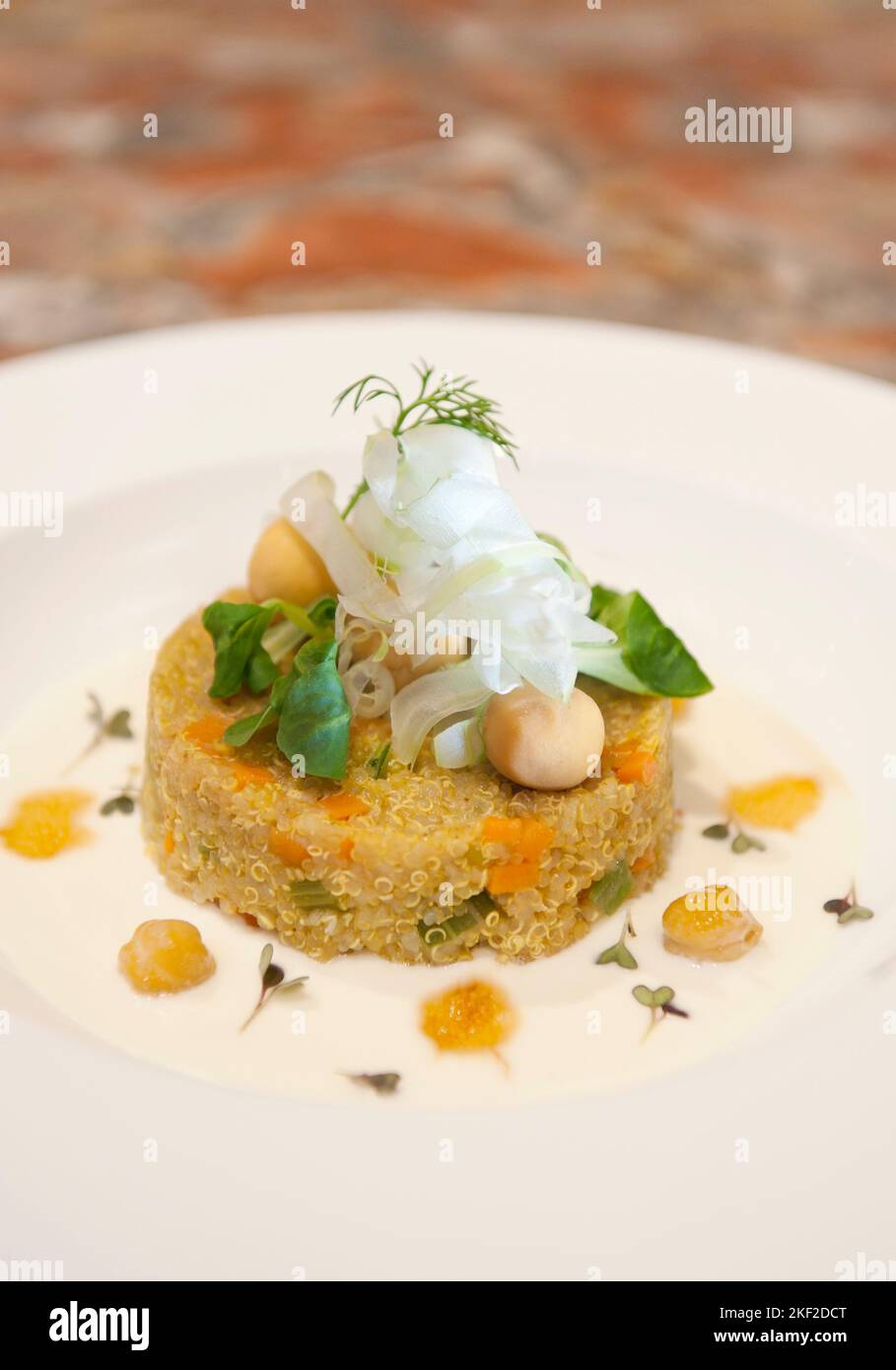 Quinoa mit Kräutern und Orangensauce serviert Stockfoto