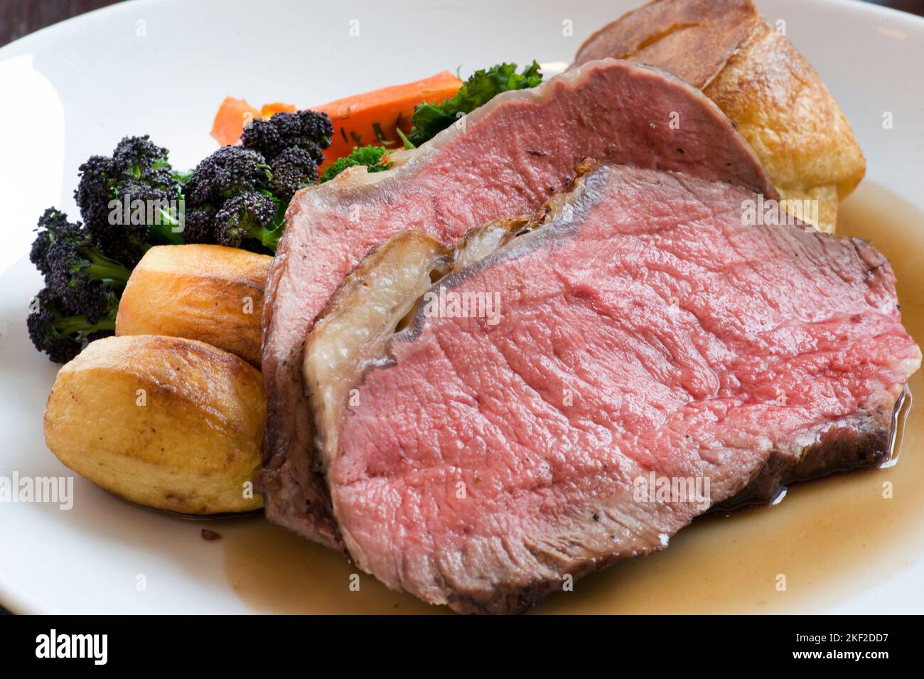 Rindfleisch serviert mit Karotten, Kartoffeln und Brokkoli. Stockfoto