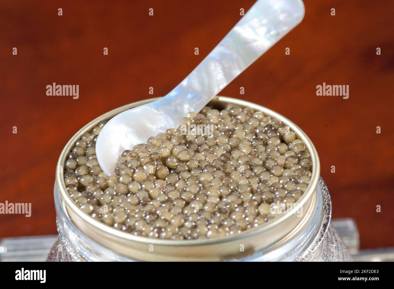 Kaviar im silbernen Glas serviert Stockfoto