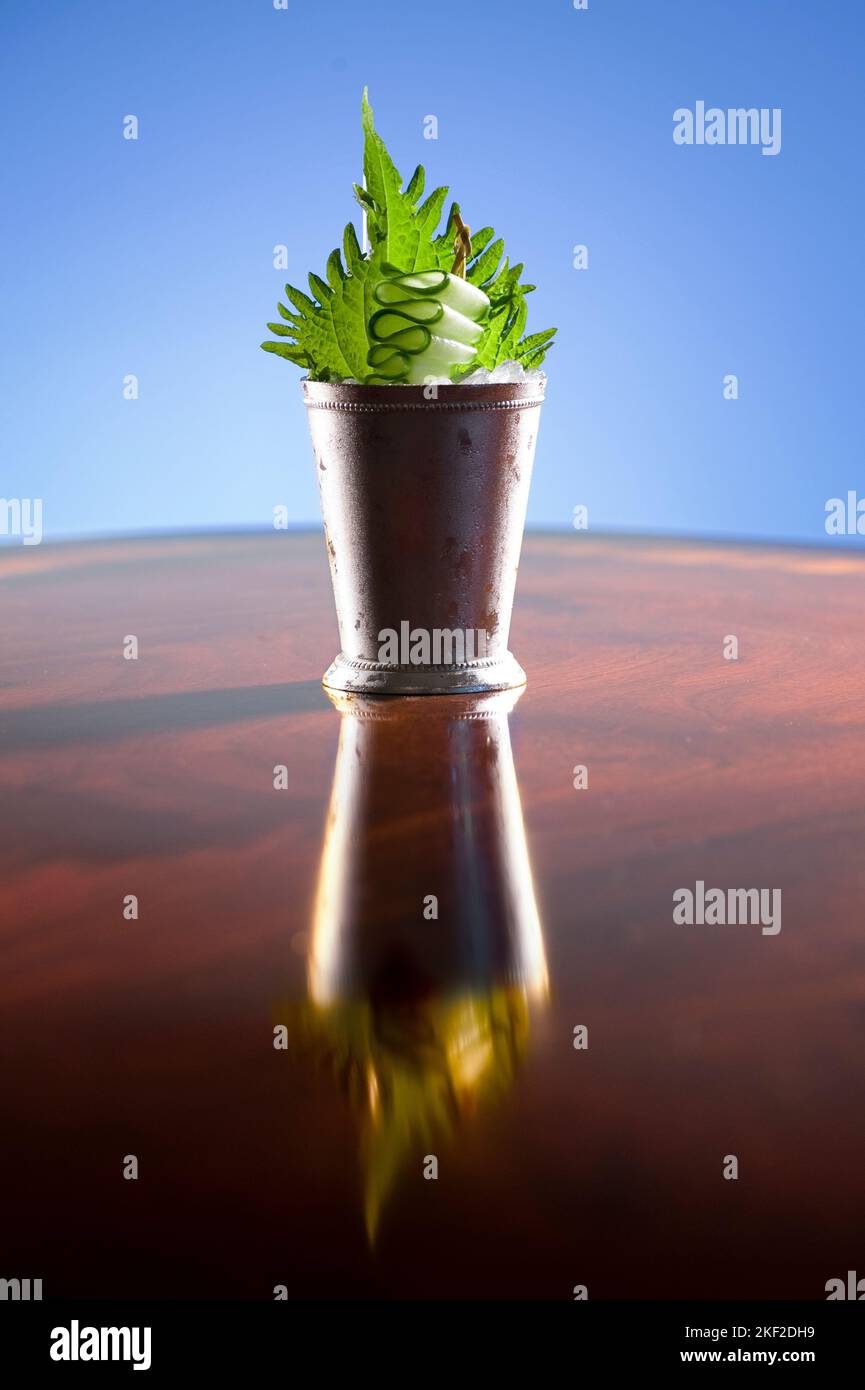 Gurkencocktail in einer silbernen Tasse serviert Stockfoto