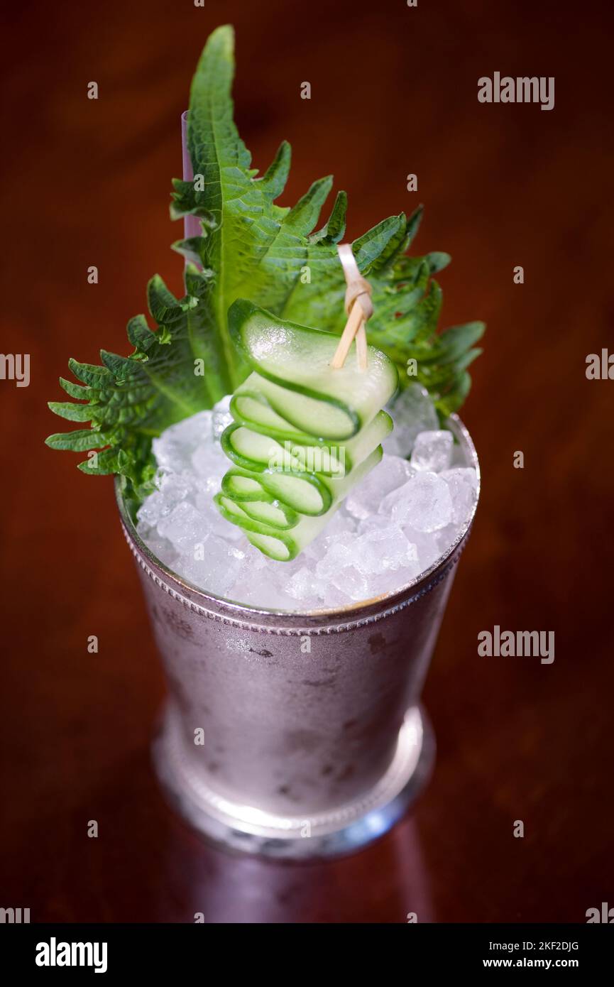 Gurkencocktail in einer silbernen Tasse serviert Stockfoto