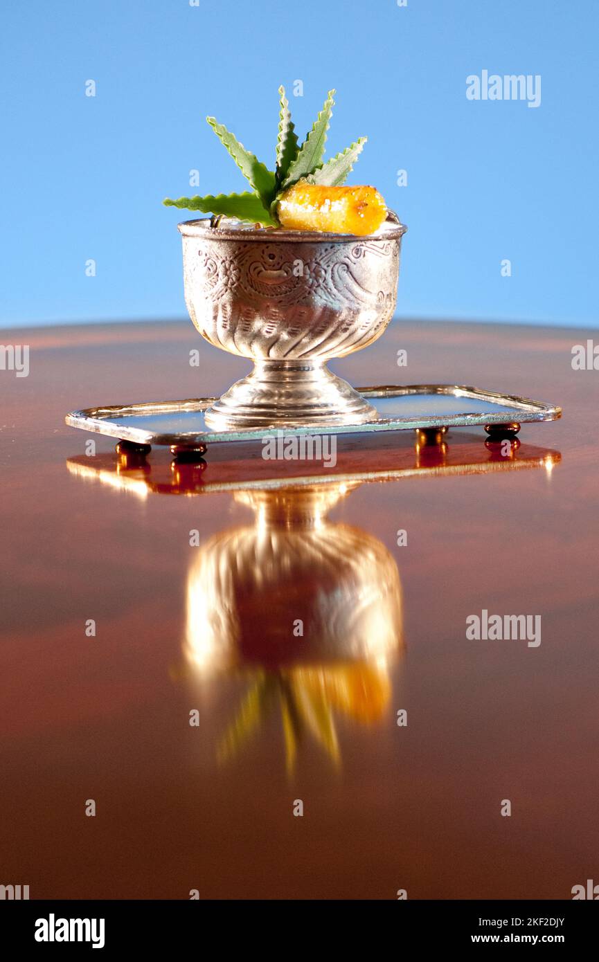 Ananas-Cocktail in einer silbernen Tasse serviert Stockfoto