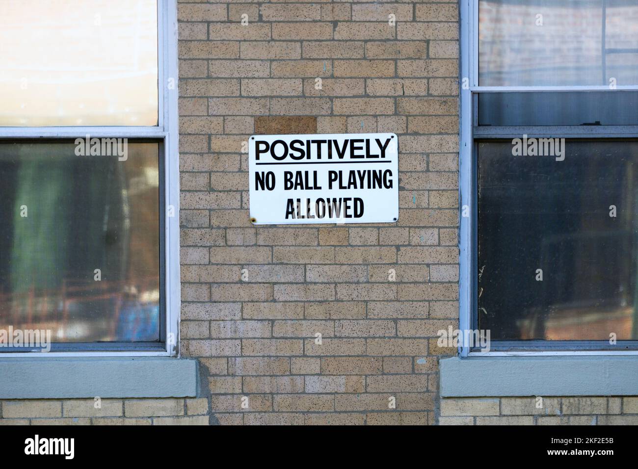 Ein Schild vor einem kleinen Appartementgebäude, auf dem Kinder - und Erwachsene - darauf verlangten, vor diesem Haus keine Ballspiele zu spielen. In Astoria, Queens. Stockfoto