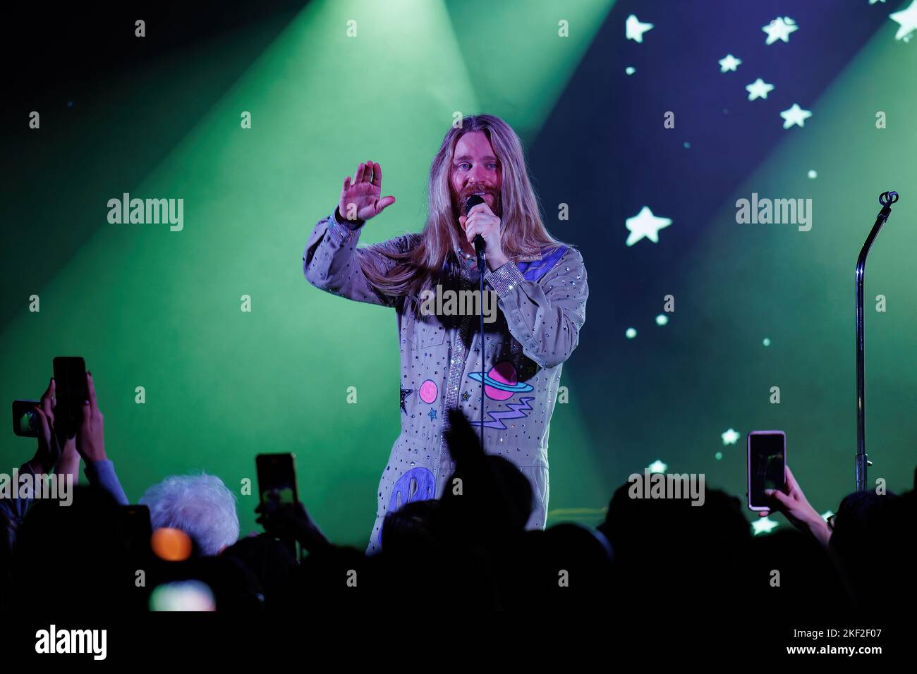 BARCELONA - NOV 8: Sam Ryder (Sänger) tritt am 8. November 2022 auf der Bühne des Apolo in Barcelona, Spanien, auf. Stockfoto