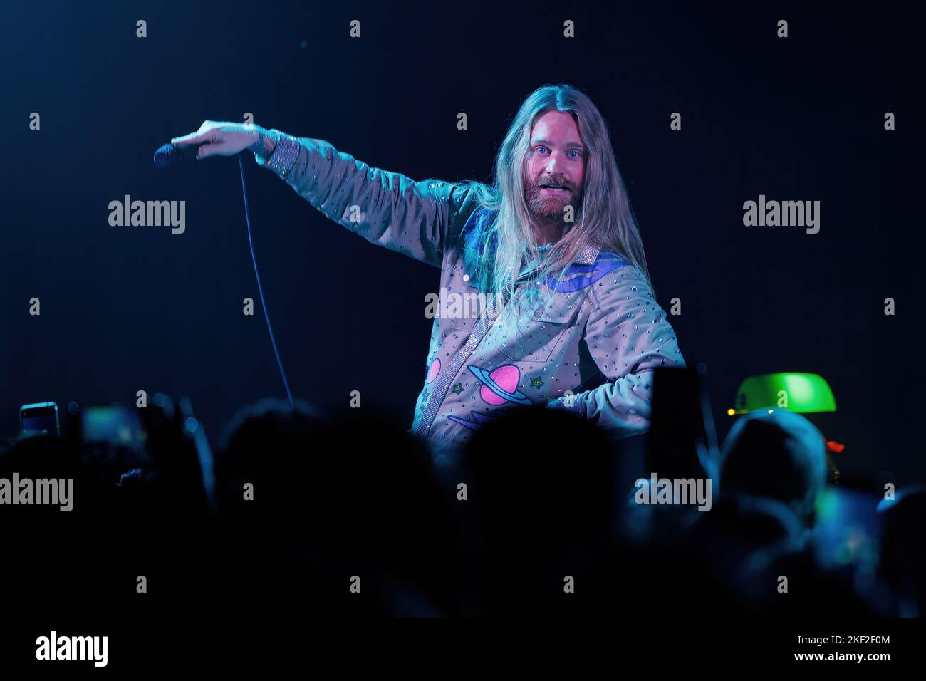 BARCELONA - NOV 8: Sam Ryder (Sänger) tritt am 8. November 2022 auf der Bühne des Apolo in Barcelona, Spanien, auf. Stockfoto