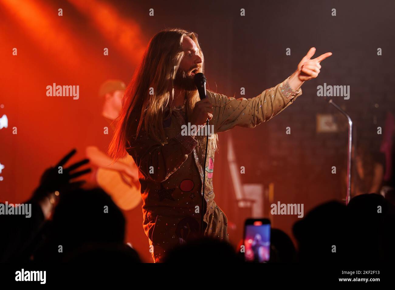 BARCELONA - NOV 8: Sam Ryder (Sänger) tritt am 8. November 2022 auf der Bühne des Apolo in Barcelona, Spanien, auf. Stockfoto