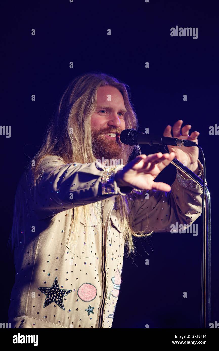 BARCELONA - NOV 8: Sam Ryder (Sänger) tritt am 8. November 2022 auf der Bühne des Apolo in Barcelona, Spanien, auf. Stockfoto