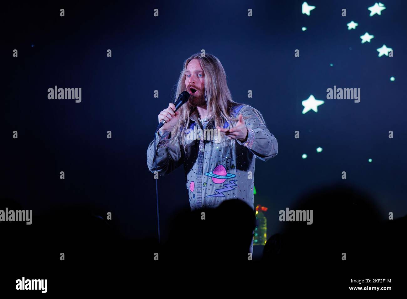 BARCELONA - NOV 8: Sam Ryder (Sänger) tritt am 8. November 2022 auf der Bühne des Apolo in Barcelona, Spanien, auf. Stockfoto