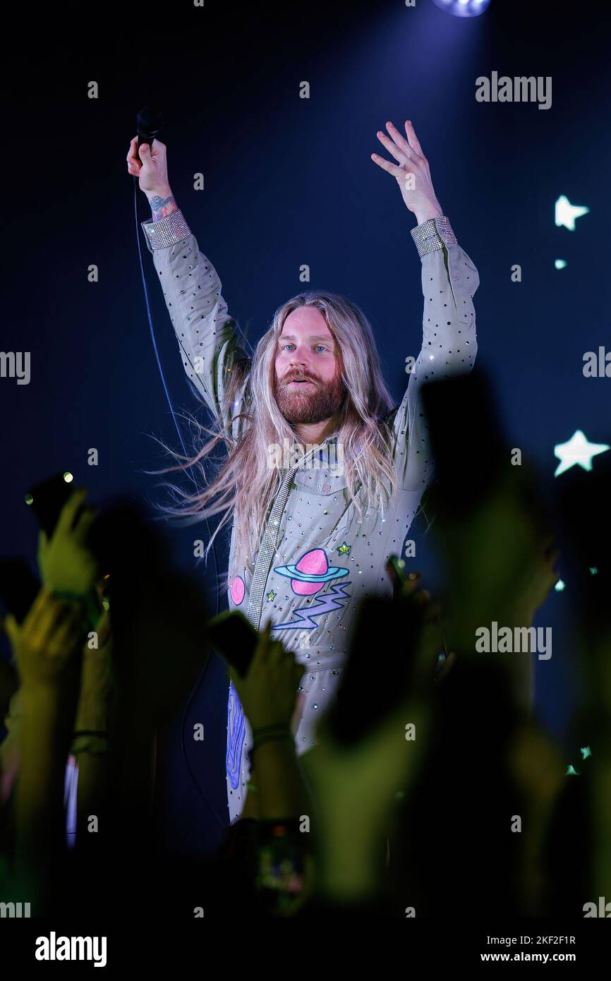 BARCELONA - NOV 8: Sam Ryder (Sänger) tritt am 8. November 2022 auf der Bühne des Apolo in Barcelona, Spanien, auf. Stockfoto