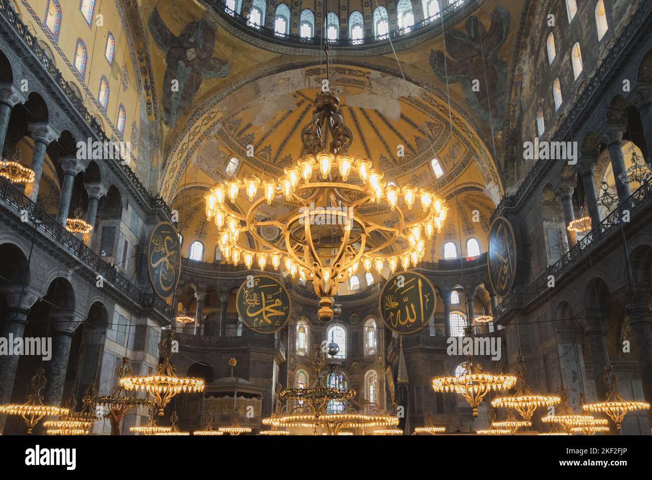 Istanbul, Türkei - 1 2022. Oktober: Innenraum der ikonischen Hagia Sophia, einst eine byzantinische Kirche, die von den Osmanen im Touristenmagd zu einer Moschee umgebaut wurde Stockfoto