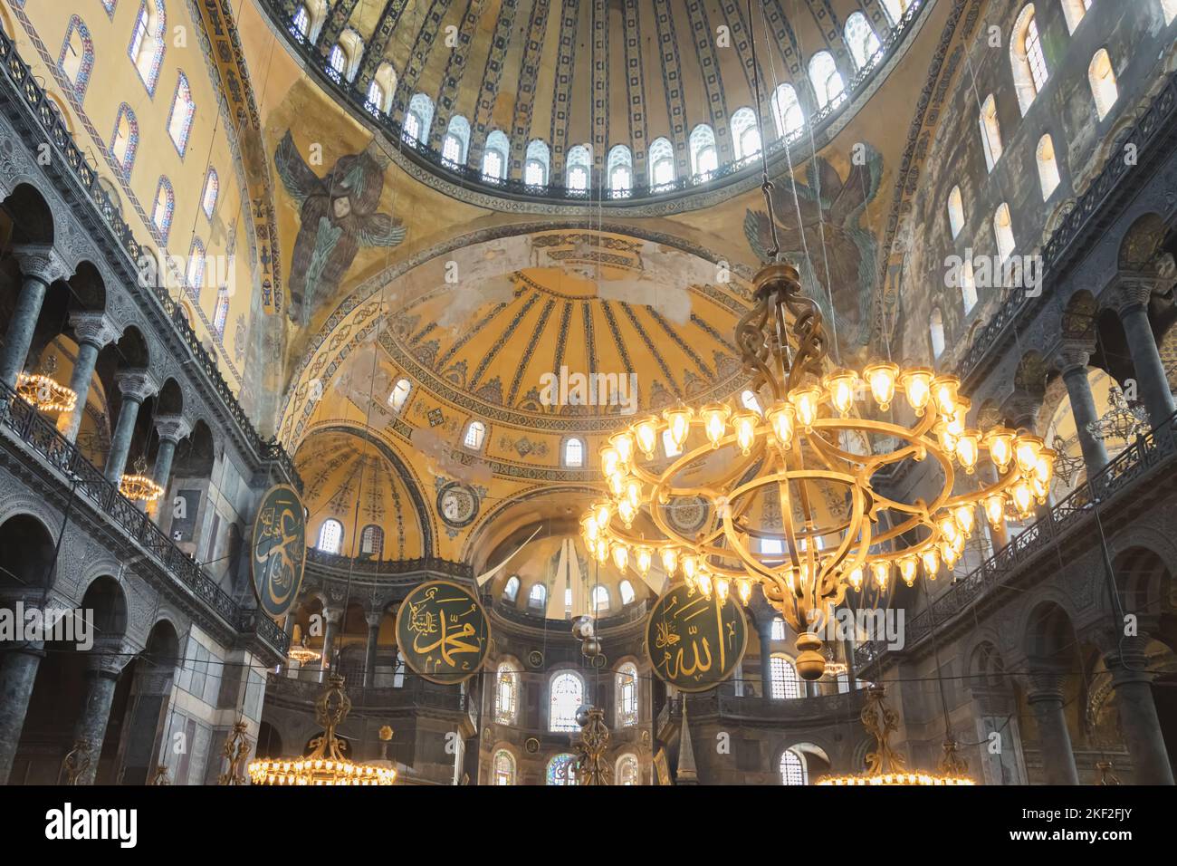 Istanbul, Türkei - 1 2022. Oktober: Innenraum der ikonischen Hagia Sophia, einst eine byzantinische Kirche, die von den Osmanen im Touristenmagd zu einer Moschee umgebaut wurde Stockfoto
