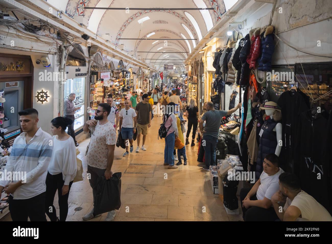 Istanbul, Türkei - 1 2022. Oktober: Lokale und Touristen-Shopper und die gewölbten Decken im Inneren des Großen Basars im Einkaufsviertel von Stockfoto