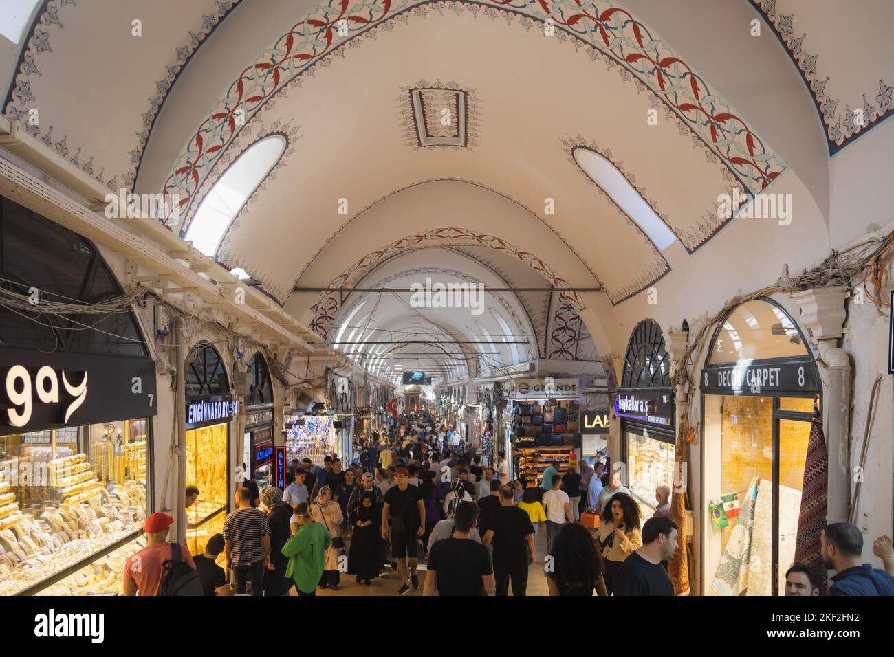 Istanbul, Türkei - 1 2022. Oktober: Lokale und Touristen-Shopper und die gewölbten Decken im Inneren des Großen Basars im Einkaufsviertel von Stockfoto