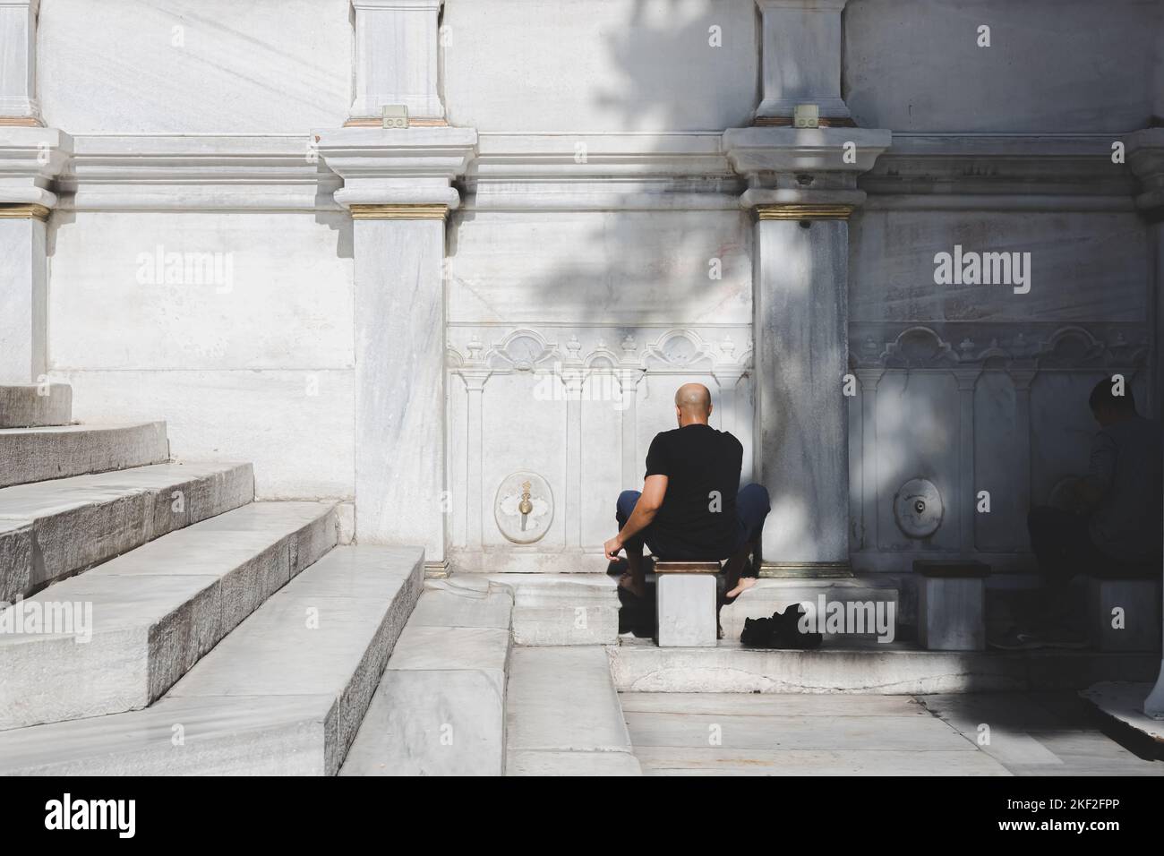 Istanbul, Türkei - 1 2022. Oktober: Fromme muslimische Gläubige waschen sich vor dem Gebet die Füße, ein Reinigungsritual namens Wudu, vor einer Moschee in Stockfoto