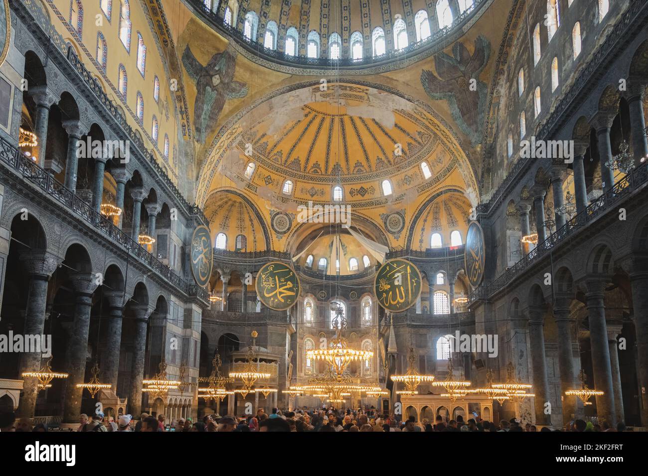Istanbul, Türkei - 1 2022. Oktober: Innenraum der ikonischen Hagia Sophia, einst eine byzantinische Kirche, die von den Osmanen im Touristenmagd zu einer Moschee umgebaut wurde Stockfoto
