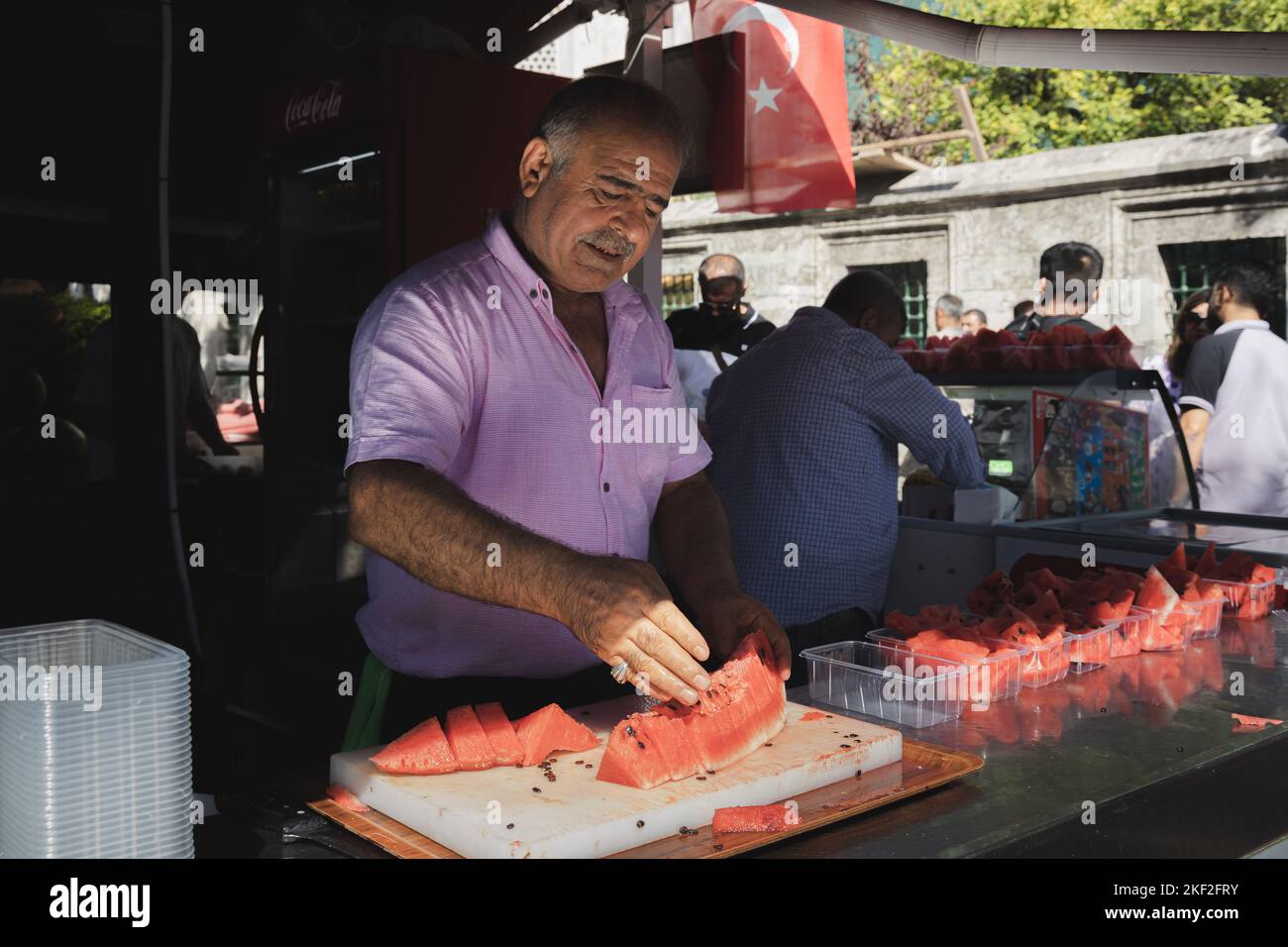Istanbul, Türkei - 1 2022. Oktober: Ein traditioneller türkischer Straßenhändler im Touristenviertel Sultanahmet verkauft große Wassermelonen aus einer Lebensmittelstraße Stockfoto