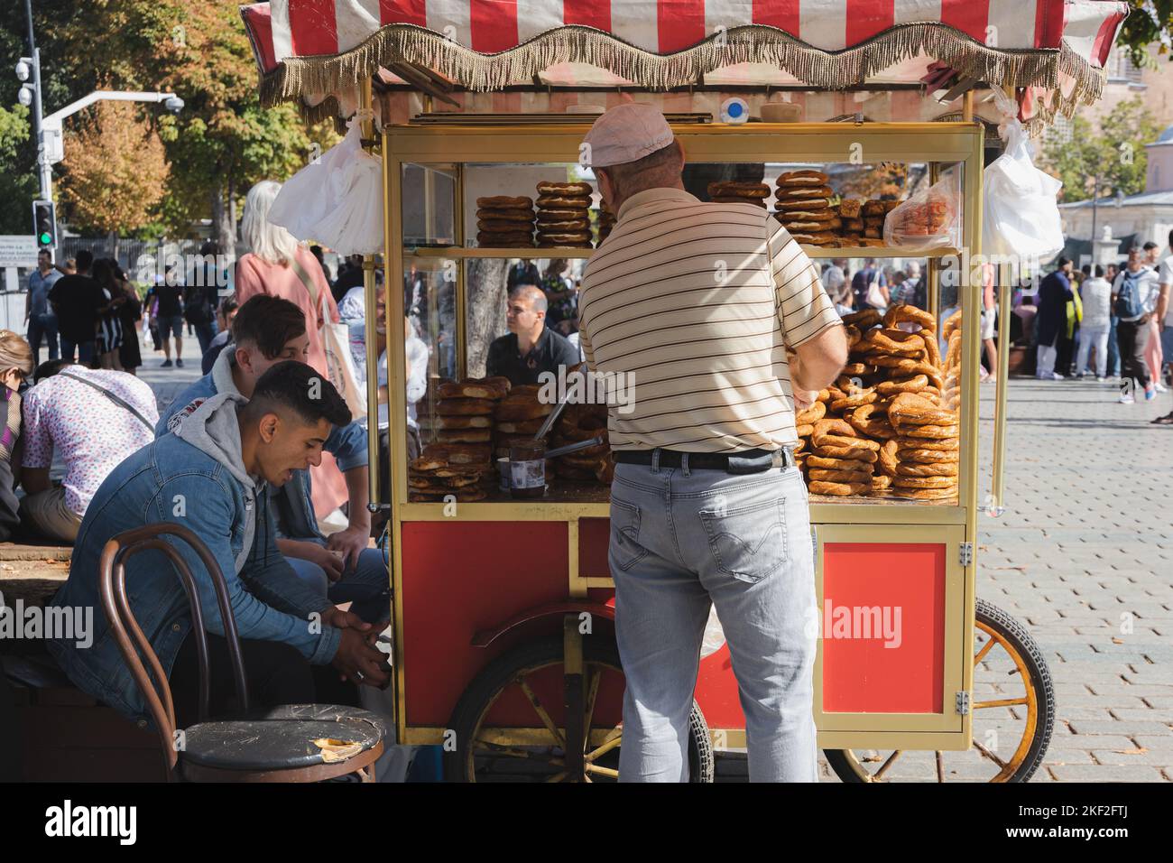 Istanbul, Türkei - 1 2022. Oktober: Ein traditioneller türkischer Straßenhändler im Touristenviertel Sultanahmet verkauft Brezeln aus einem Imbißstand im IS Stockfoto