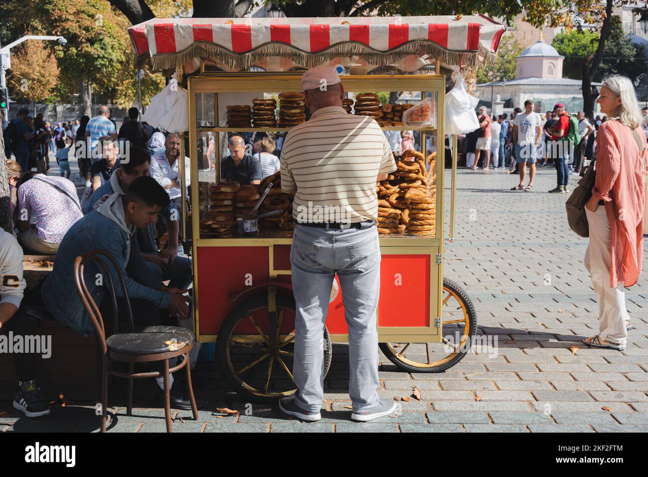 Istanbul, Türkei - 1 2022. Oktober: Ein traditioneller türkischer Straßenhändler im Touristenviertel Sultanahmet verkauft Brezeln aus einem Imbißstand im IS Stockfoto
