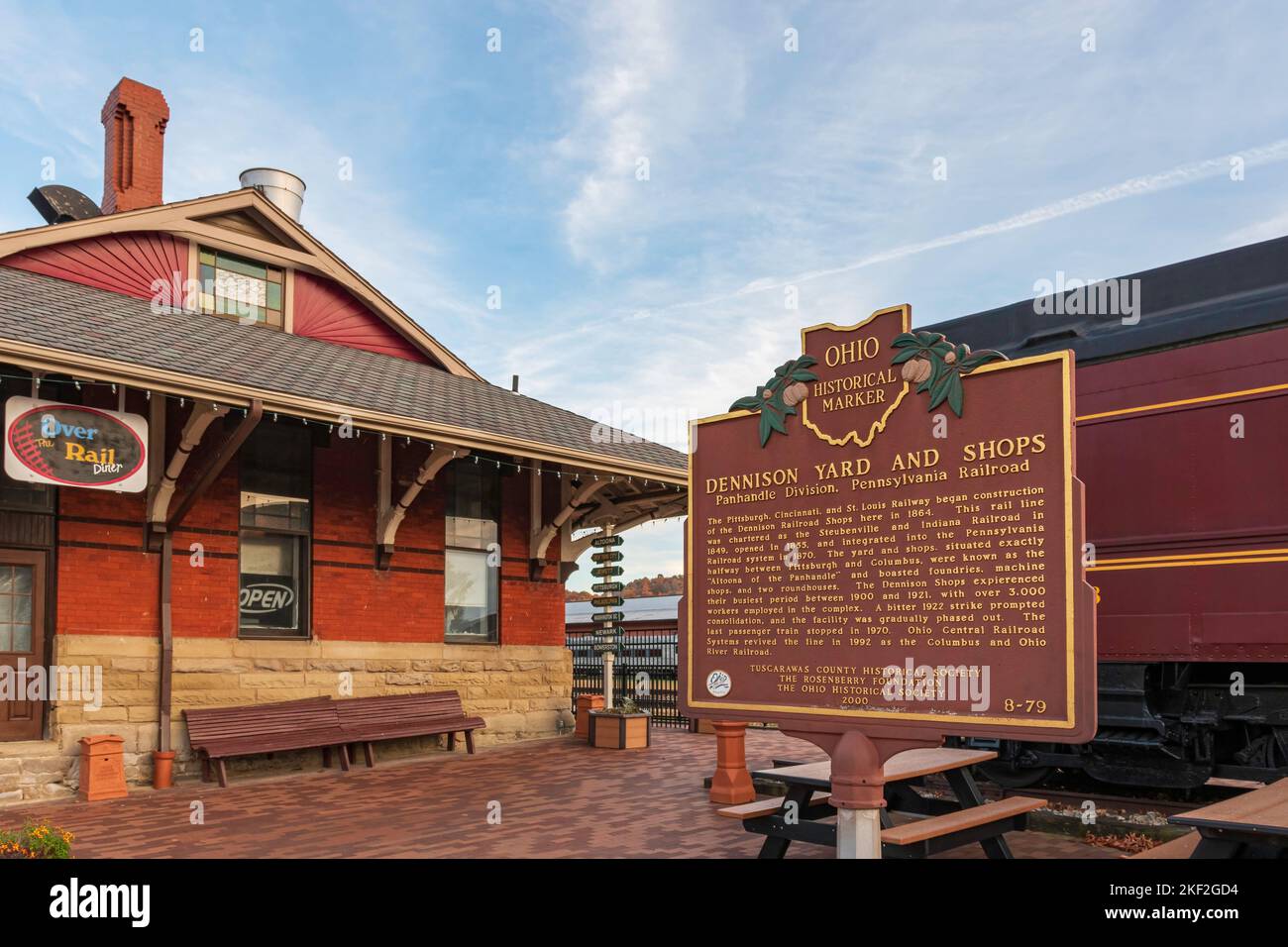 Dennison, Ohio, USA - 24. Oktober 2022: Historische Markierung über die Dennison Railyard mit dem Dennison Railroad Depot Museum im Hintergrund. Stockfoto