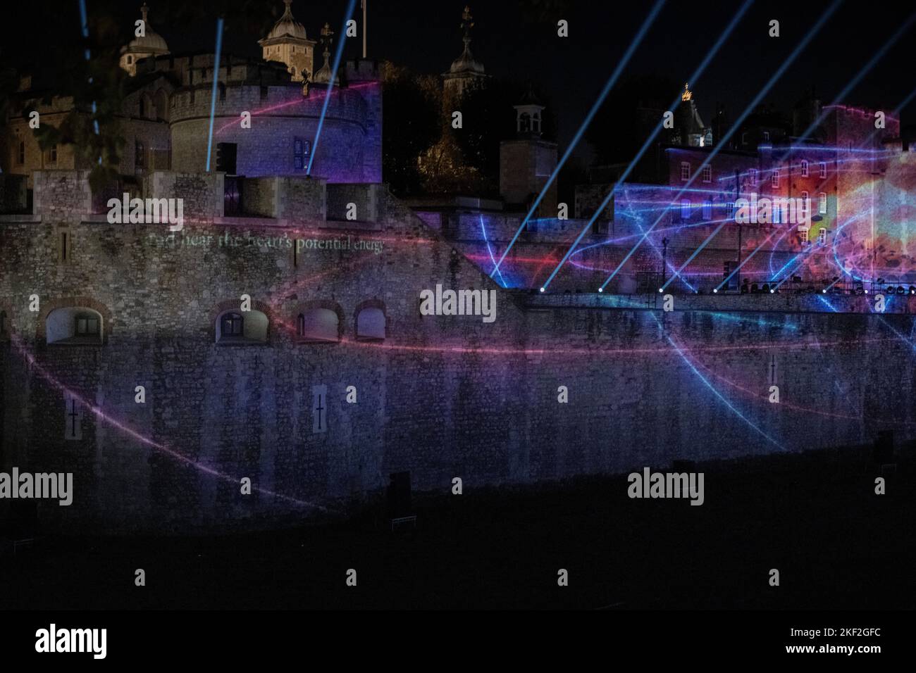 Tower of London, Eine Lichtshow & Reise durch 13,8 Milliarden Jahre Geschichte, vom Urknall bis zur Gegenwart, Musik von Nitin Sawhney Nov 2022 Stockfoto