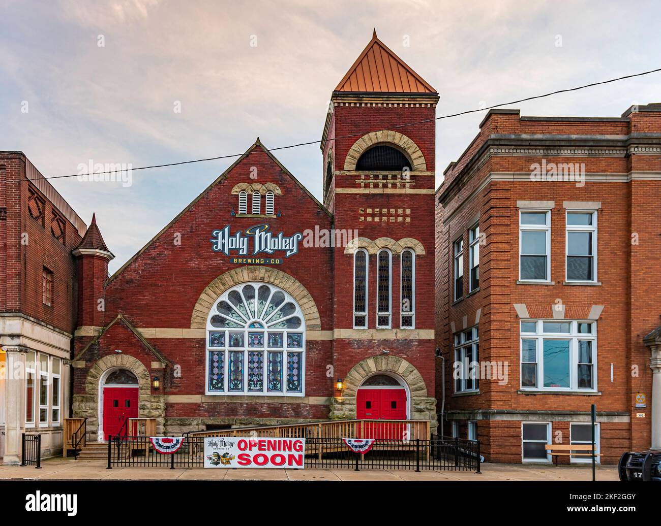 Dennison, Ohio, USA - 24. Oktober 2022: Beispiel für die Renovierung und Umnutzung eines historischen Gebäudes für moderne Zwecke. Holy Moley Brewing Company hat sich gewandelt Stockfoto