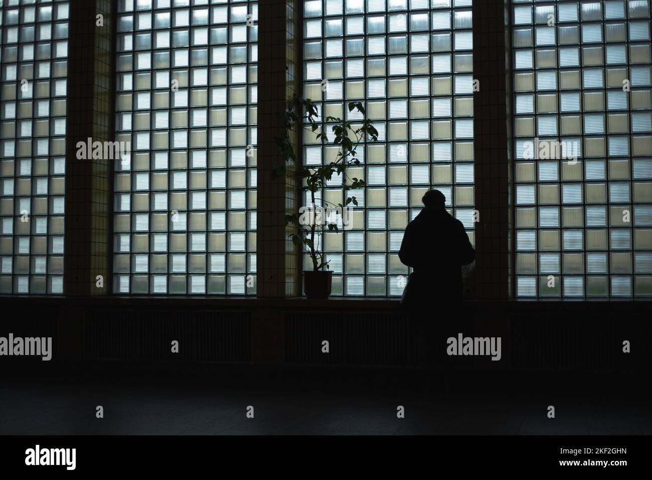 Silhouette eines Mannes vor dem Hintergrund eines großen Fensters Stockfoto