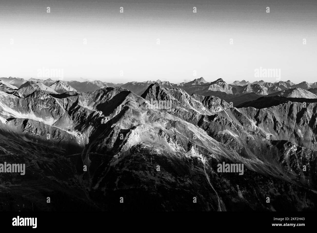 Alpengipfel, beleuchtet von aufgehender Sonne. Ortles Group, Italienische Alpen, Italien. Schwarzweiß-Bild. Stockfoto