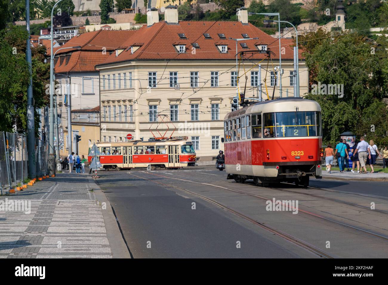 Prag, Tschechische Republik - 4. September 2022: Eine rote Straßenbahn im Alten Twon von Prag Stockfoto