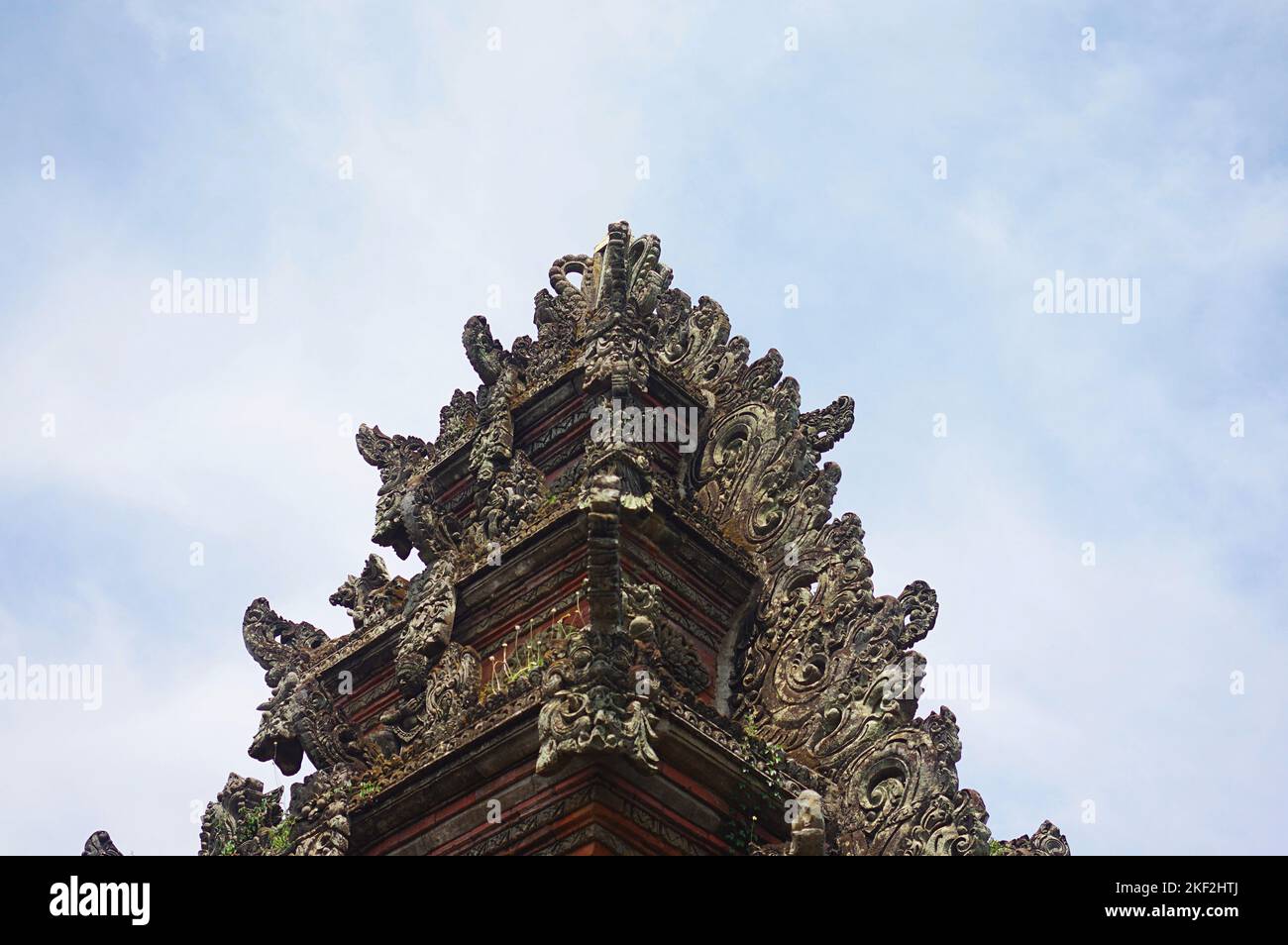 Die Spitze einer alten balinesischen Hindu-Tempelpagode auf der Straße nach Ubud – Bali, Indonesien Stockfoto Die Spitze einer alten balinesischen Hindu-Tempelpagode auf der Straße nach Ubud – Bali, Indonesien Stockfoto