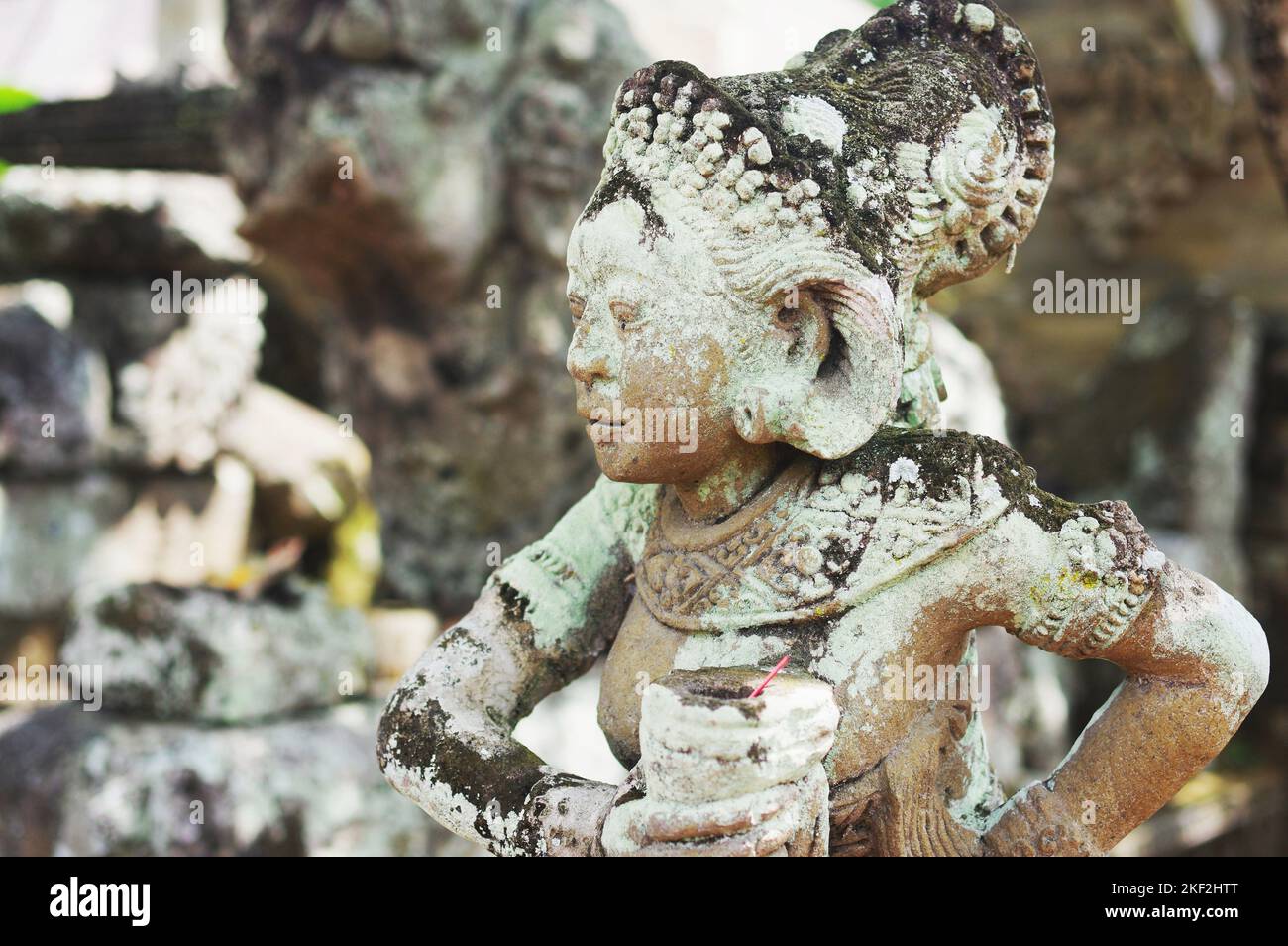 Eine Steinstatue eines Hindu-gottes in Pura Tirta Empul, dem balinesischen Heilig-Wasser-Tempel in der Nähe von Tpaksiring – Ubud; Bali, Indonesien Stockfoto Eine Steinstatue eines Hindu-gottes in Pura Tirta Empul, dem balinesischen Heilig-Wasser-Tempel in der Nähe von Tpaksiring – Ubud; Bali, Indonesien Stockfoto