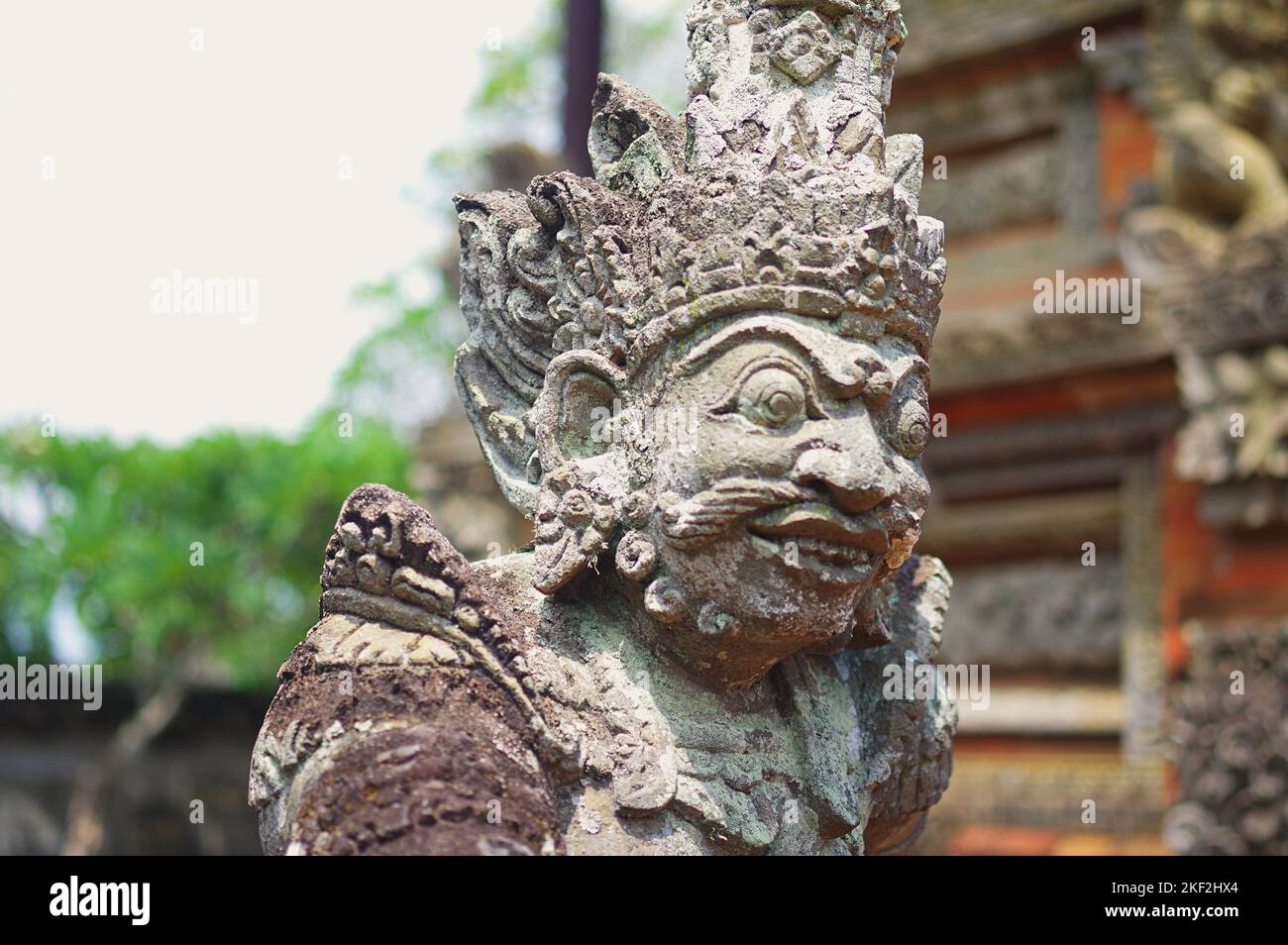 Eine Steinstatue eines Hindu-gottes in Pura Tirta Empul, dem balinesischen Heilig-Wasser-Tempel in der Nähe von Tpaksiring – Ubud; Bali, Indonesien Stockfoto Eine Steinstatue eines Hindu-gottes in Pura Tirta Empul, dem balinesischen Heilig-Wasser-Tempel in der Nähe von Tpaksiring – Ubud; Bali, Indonesien Stockfoto