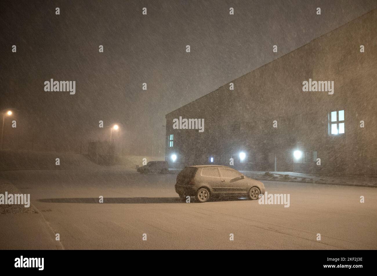 Ein Auto und ein Van parkten auf einem schneebedeckten Parkplatz. Starker Schnee. Wunderschöne Umgebungsbeleuchtung. Merthyr Tydfil Stockfoto