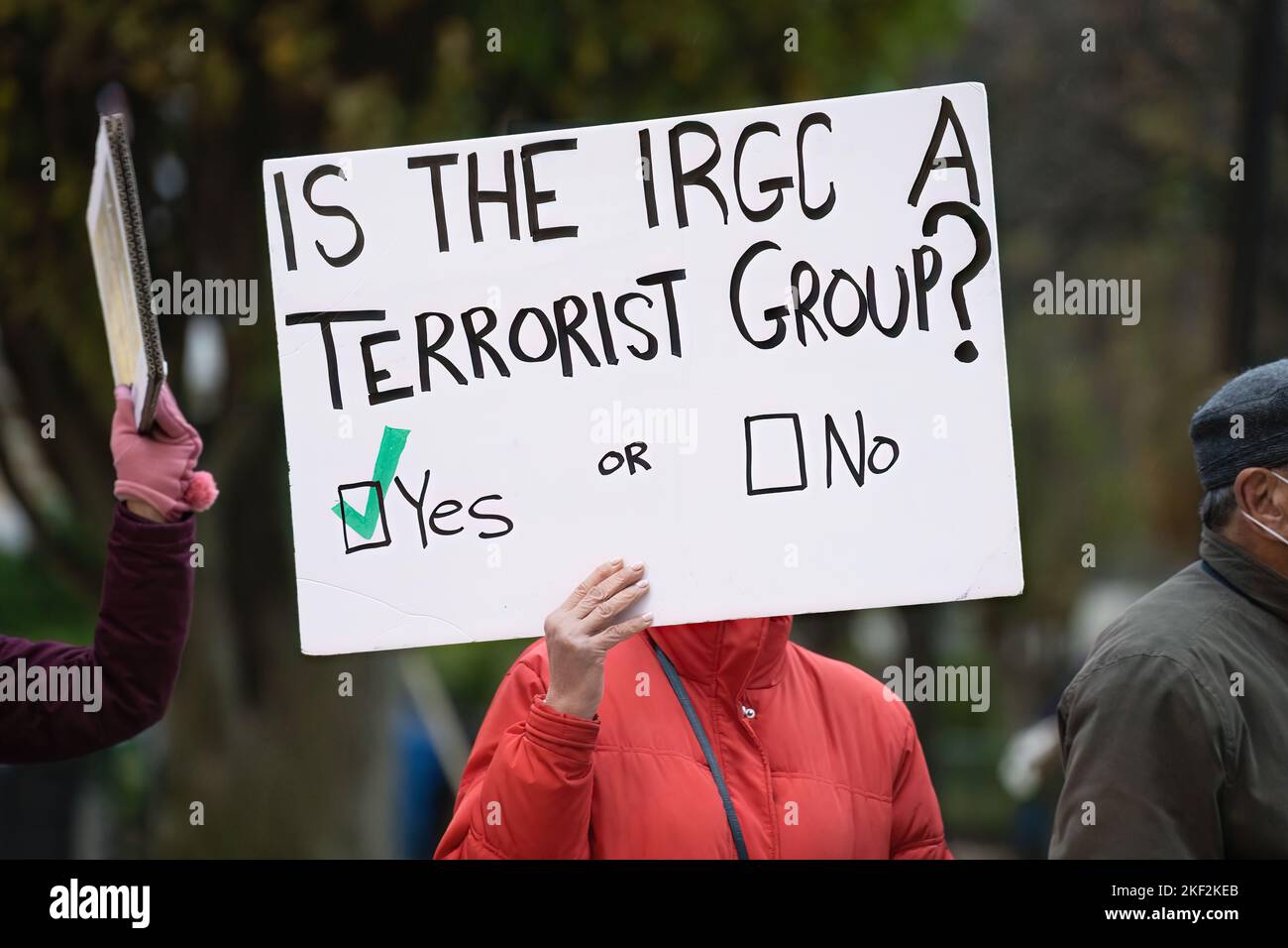 Ein Protestler des antiislamischen Regimes hält ein Zeichen bereit, das die Frage beantwortet: Ist die IRGC eine terroristische Gruppe? – Eine Frage, die Justin Trudeau nicht beantworten will. Stockfoto