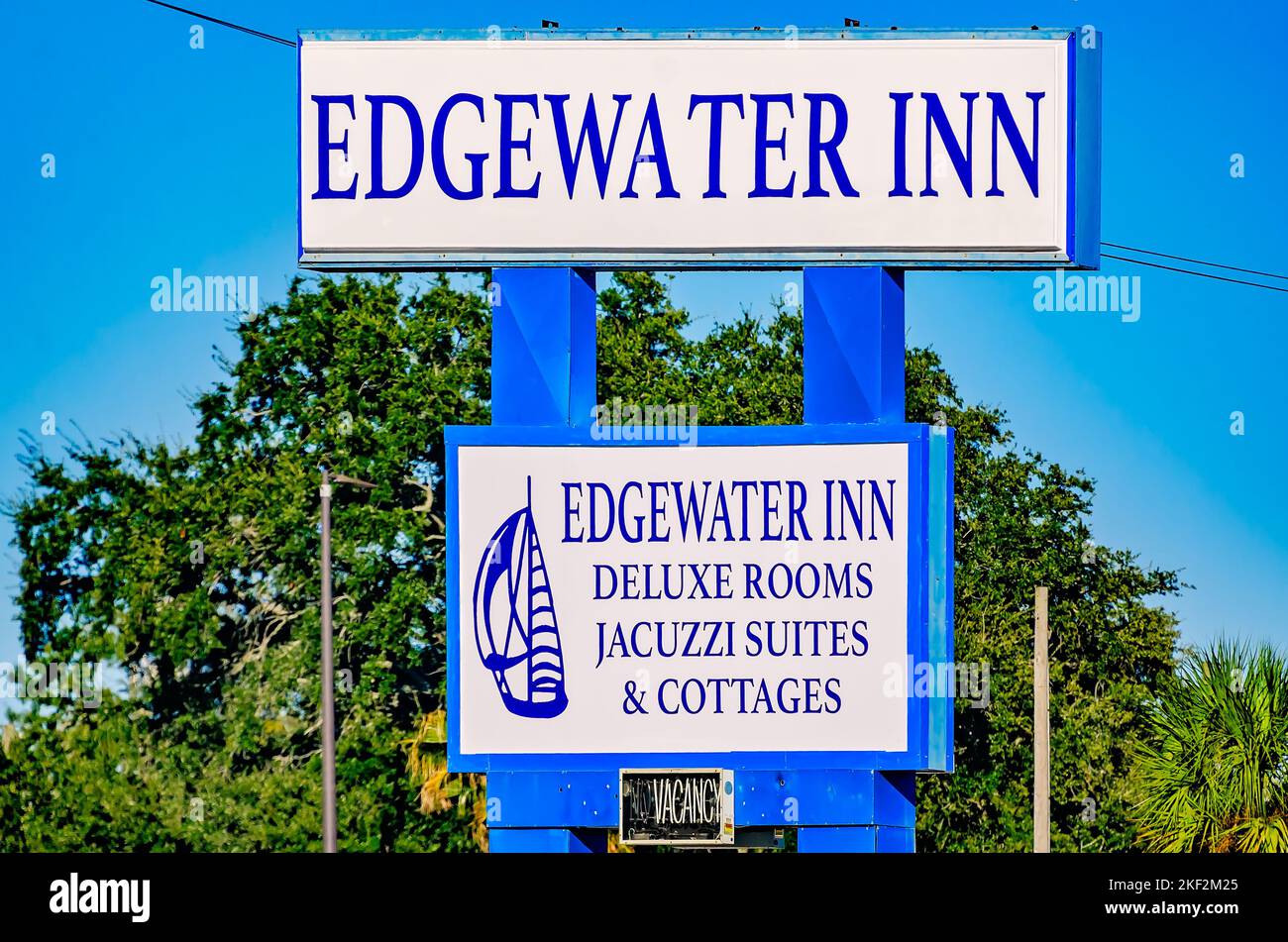 Das Edgewater Inn Schild ist am 13. November 2022 in Biloxi, Mississippi, abgebildet. Das dreistöckige Motor Inn wurde 1987 am Beach Boulevard erbaut. Stockfoto