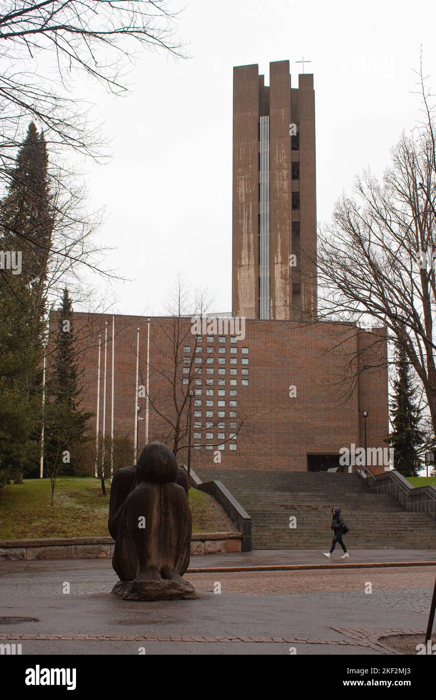 Sitzende Weidenskulptur vor der Kreuzkirche in Lahti, Finnland Stockfoto