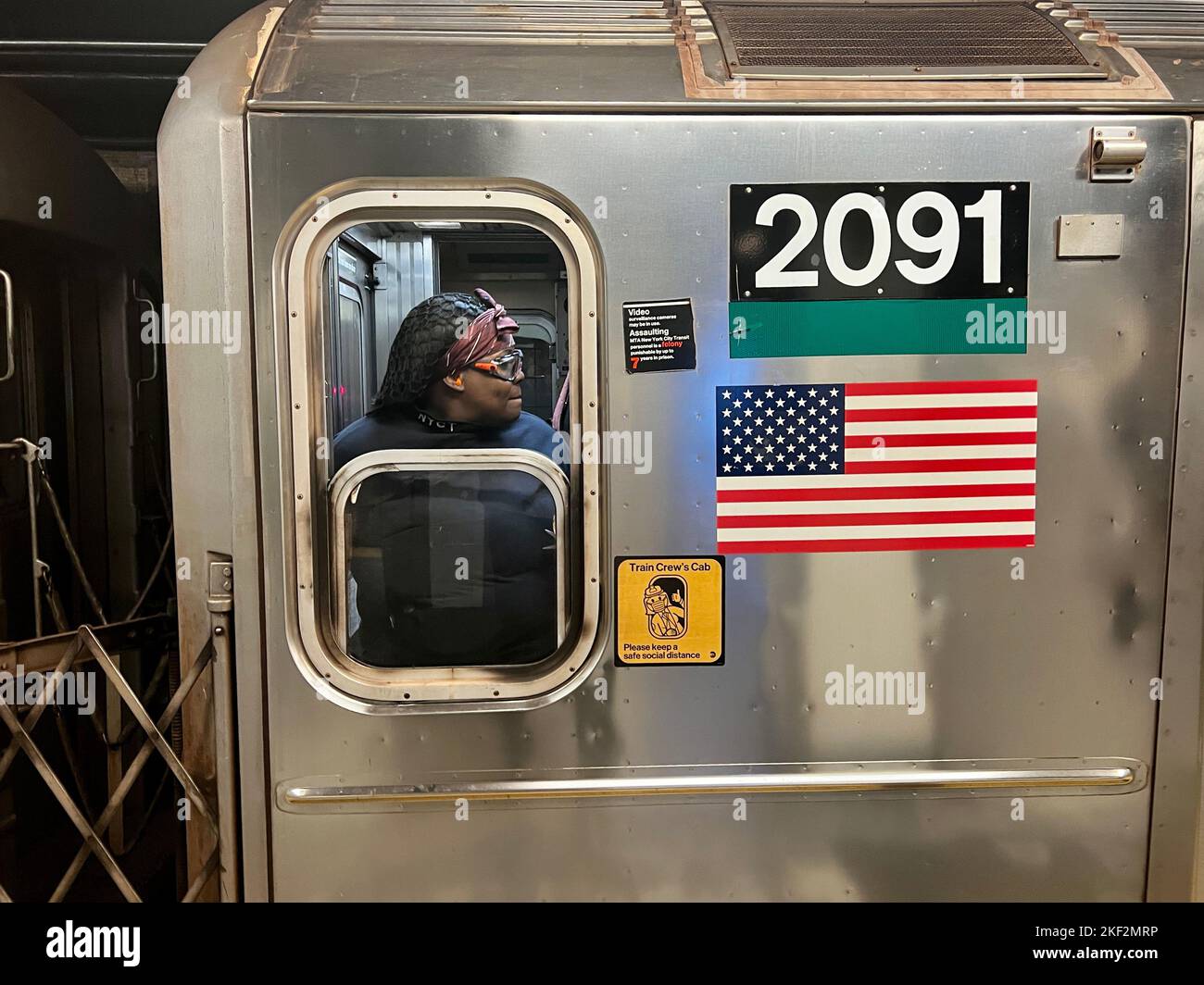 U-Bahn-Zugbegleiter mit Blick auf den Bahnsteig im Zug 6 an der Grand Central Station 42. Street in NYC. Stockfoto