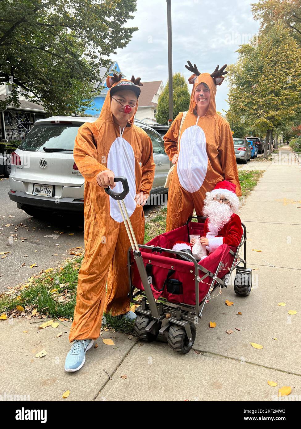 Der Weihnachtsmann und seine Mutter und sein Vater rentieren am Halloween-Nachmittag in Brooklyn, New York. Stockfoto
