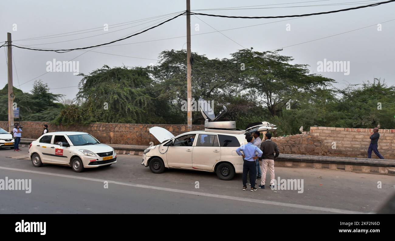 NEU-DELHI, INDIEN – 15. NOVEMBER: Blick auf den Eingang des Waldes, in den Aftab Amin Poonawalla nach dem Mord an Shraddha am 15. November 2022 in Chhattarpur in Neu-Delhi, Indien, die Körperteile abgeladen hatte. Frau aus Mumbai Shraddha Walkar wurde angeblich im Mai dieses Jahres von ihrem Lebenspartner Aftab Poonawala ermordet. Er zerhackte ihren Körper in mindestens 35 Stücke und bewahrte ihre Körperteile einige Wochen lang in einem Kühlschrank auf, wobei er jeden Abend ein paar Stücke herausnahm, die er in verschiedenen Teilen von Delhi abwarf. (Foto von Raj K Raj/Hindustan Times/Sipa USA) Stockfoto