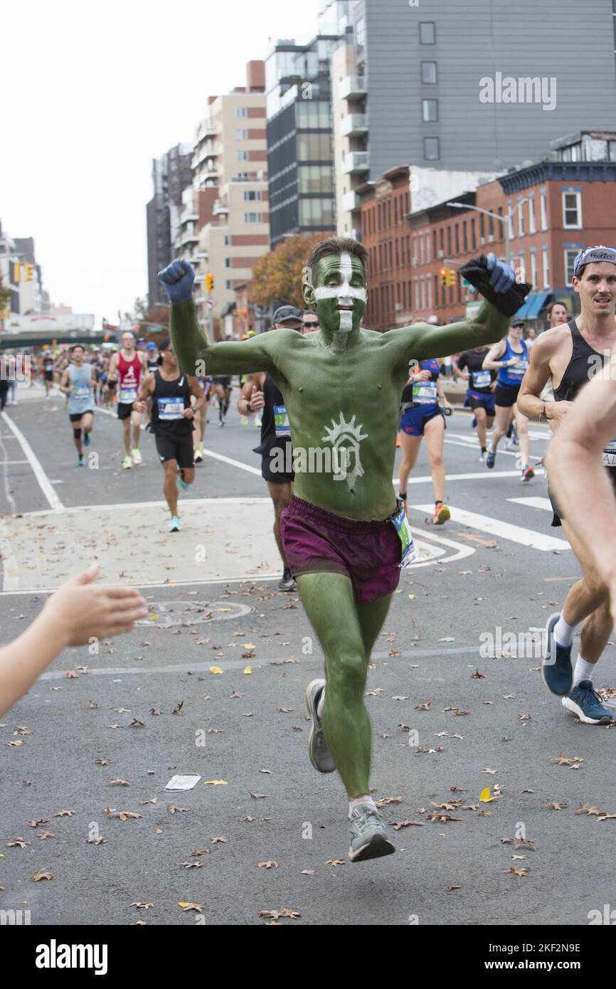 2022 TCS New York City Marathon-Läufer fahren auf der 4. Avenue durch Park Slope Brooklyn während der ersten Etappe des Rennens. Stockfoto