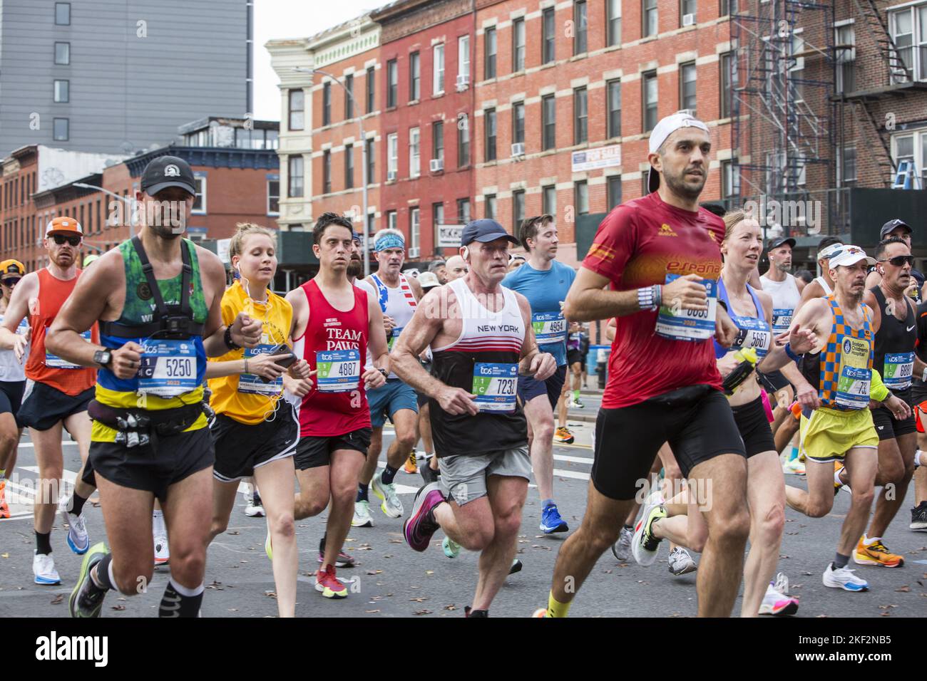2022 TCS New York City Marathon-Läufer fahren auf der 4. Avenue durch Park Slope Brooklyn während der ersten Etappe des Rennens. Stockfoto