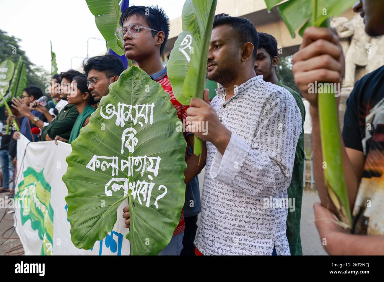 Dhaka, Bangladesch. 14.. November 2022. Linke Studenten aus Bangladesch halten Plakate in Form von Blättern, während sie sich in einem Protest gegen die Preiserhöhung verschiedener Unterrichtsmaterialien, darunter Papier, in Dhaka, Bangladesch, am 14. November 2022 versammeln. Während des Protestes kritisierten sie die Regierung für die Erhöhung des Preises für Unterrichtsmaterialien, die Führer der Organisation sagten, dass, wenn die Studenten keine neuen Bücher im Januar bekommen, sie eine Bewegung starten werden, um die Regierung zu Fall zu bringen. (Bild: © Suvra Kanti das/ZUMA Press Wire) Stockfoto