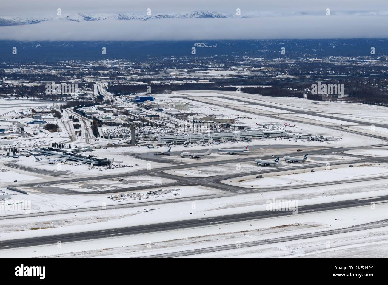 Überblick über den Flughafen Anchorage Ted Stevens nach einem Schneefall. Winterbetrieb am Flughafen am Cargo-Hub in Anchorage. Stockfoto