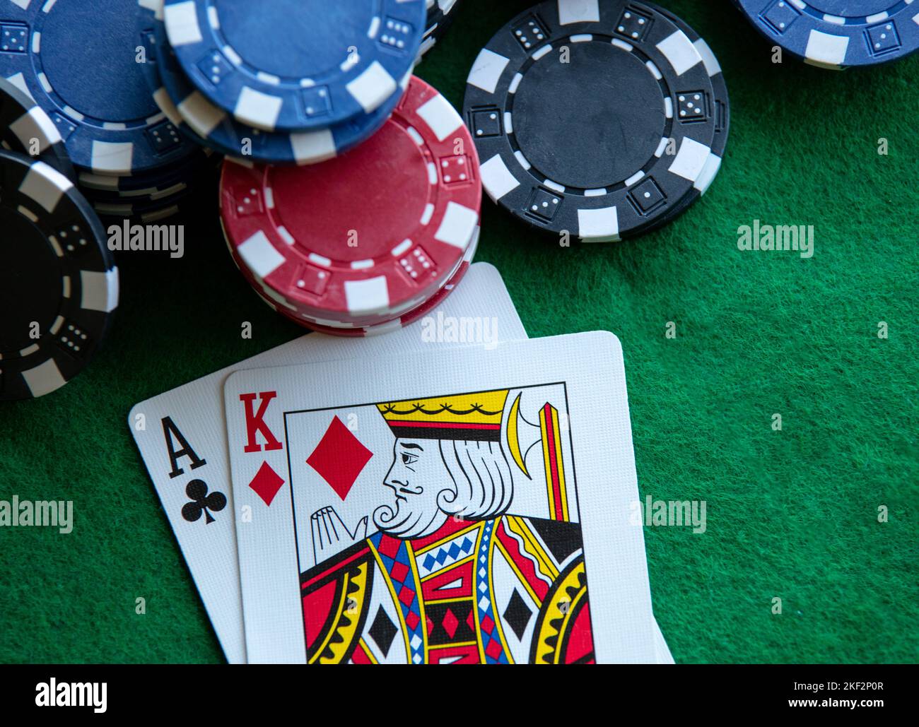 Poker-Chips auf einer Blackjack-Hand Stockfoto