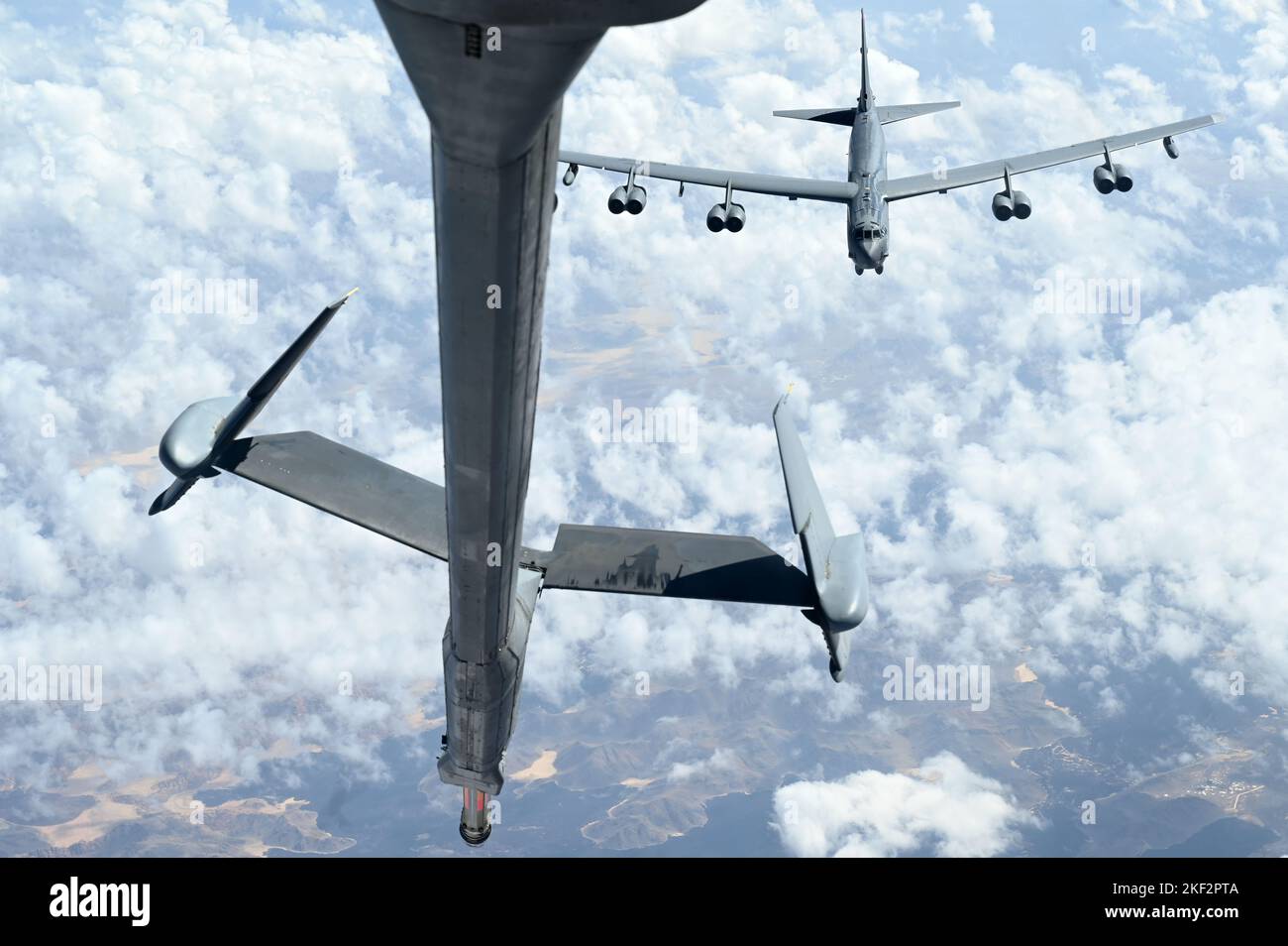 Eine US Air Force B-52H Stratofortress von der Barksdale Air Force Base, La, bereitet sich darauf vor, während einer Bomber Task Force Mission über den Zuständigkeitsbereich des U.S. Central Command, 10. November 2022, von einem US Air Force KC-10 Extender, der der Expeditionary Air Betankung Squadron 908. zugewiesen wurde, betankt zu werden. Der Bombereinsatz zeigt das Engagement des US-Militärs für die regionale Sicherheit und zeigt die Fähigkeiten eines kurzfristigen, schnellen Einsatzes von Vermögenswerten. Die B-52 ist ein schwerer Langstreckenbomber, der in der Lage ist, hohe Unterschallgeschwindigkeiten in Höhen von bis zu 50.000 Fuß zu fliegen, was die US-amerikanischen Koaliti ermöglicht Stockfoto