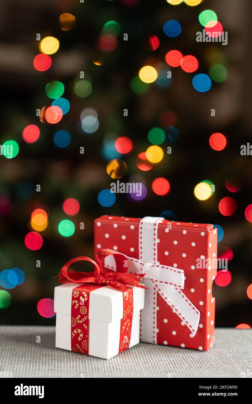 Zwei Geschenke vor dem weihnachtsbaum Stockfoto