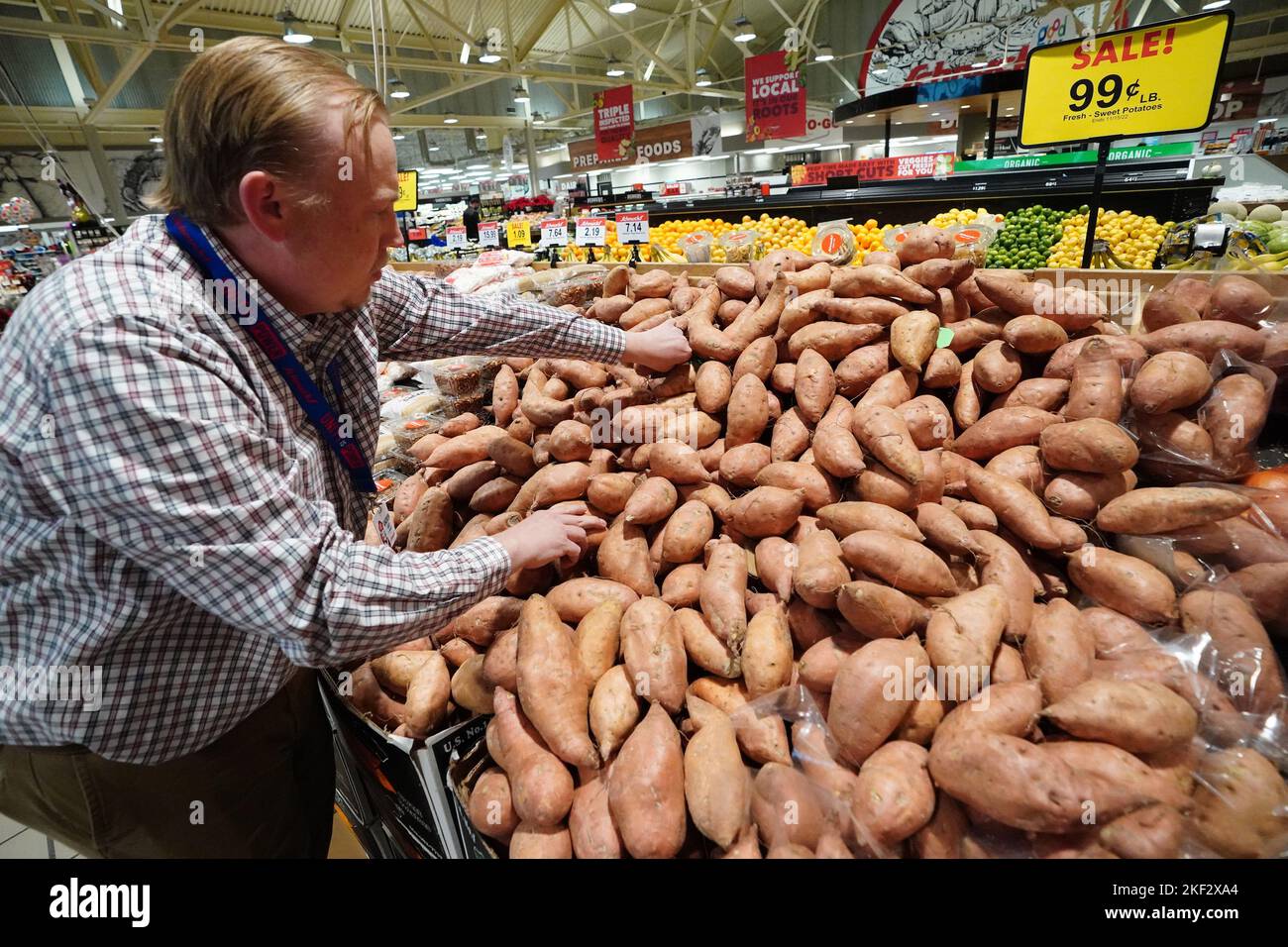 Richmond Heights, Usa. 15.. November 2022. Andrew Guiot, Geschäftsassistent, organisiert am Dienstag, den 15. November 2022, die Süßkartoffelvorführungen auf dem Richmond Heights Schnucks Market in Richmond Heights, Missouri. Die durchschnittliche acht bis 16-Pfund-2022 türkei wird 73 Prozent mehr kosten, nach Angaben des US-Landwirtschaftsministeriums. Inflation, Vogelgrippe, Futterkosten selbst der Verpackungspreis hat den Preis für Thanksgiving-Truthähne über die Preise von 2021 hinausgedrängt. Foto von Bill Greenblatt/UPI Credit: UPI/Alamy Live News Stockfoto