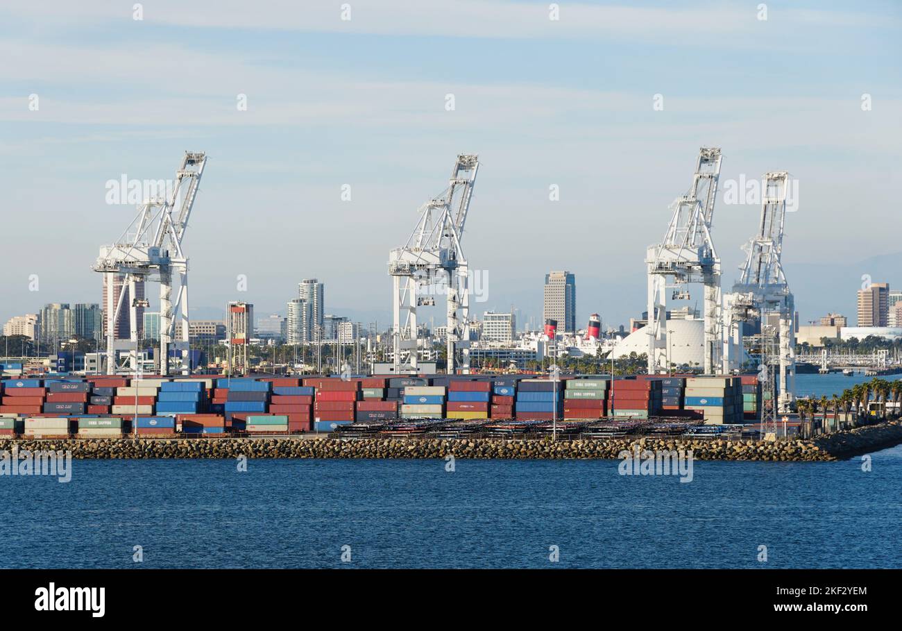 Kalifornien, USA - 5. November 2022 - der Blick auf die Krane und Sendungen am Long Beach Container Terminal an einem sonnigen Tag Stockfoto