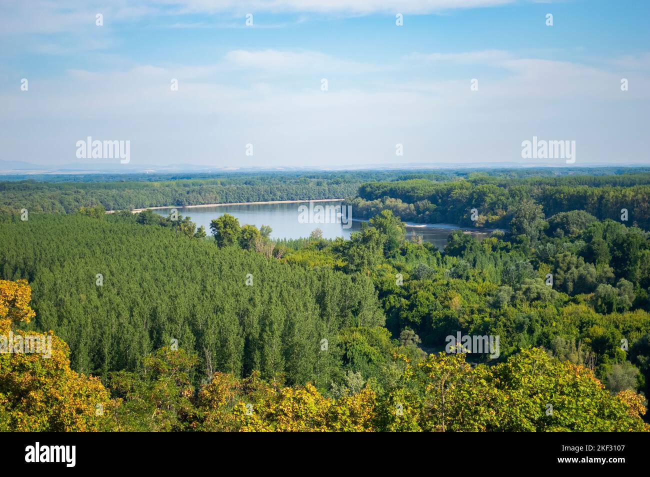 Batina ist ein Hafendorf am rechten Donauufer in Baranja, Kroatien. Stockfoto