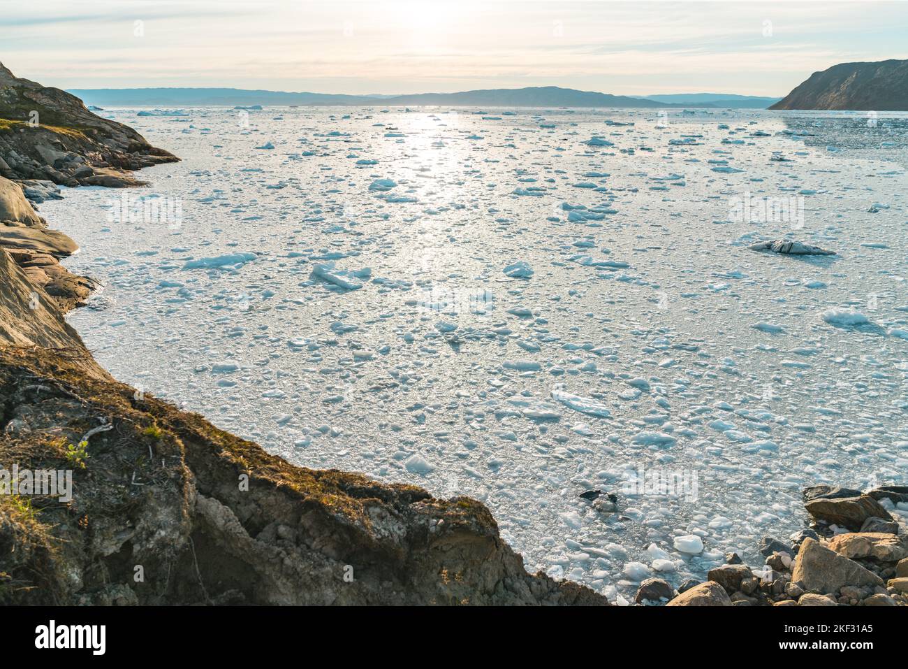 Grönländische arktische gefrorene Eis Meereslandschaft Hintergrund. Klimawandel schmelzende Eisberge und Gletscher-Winterlandschaft Stockfoto