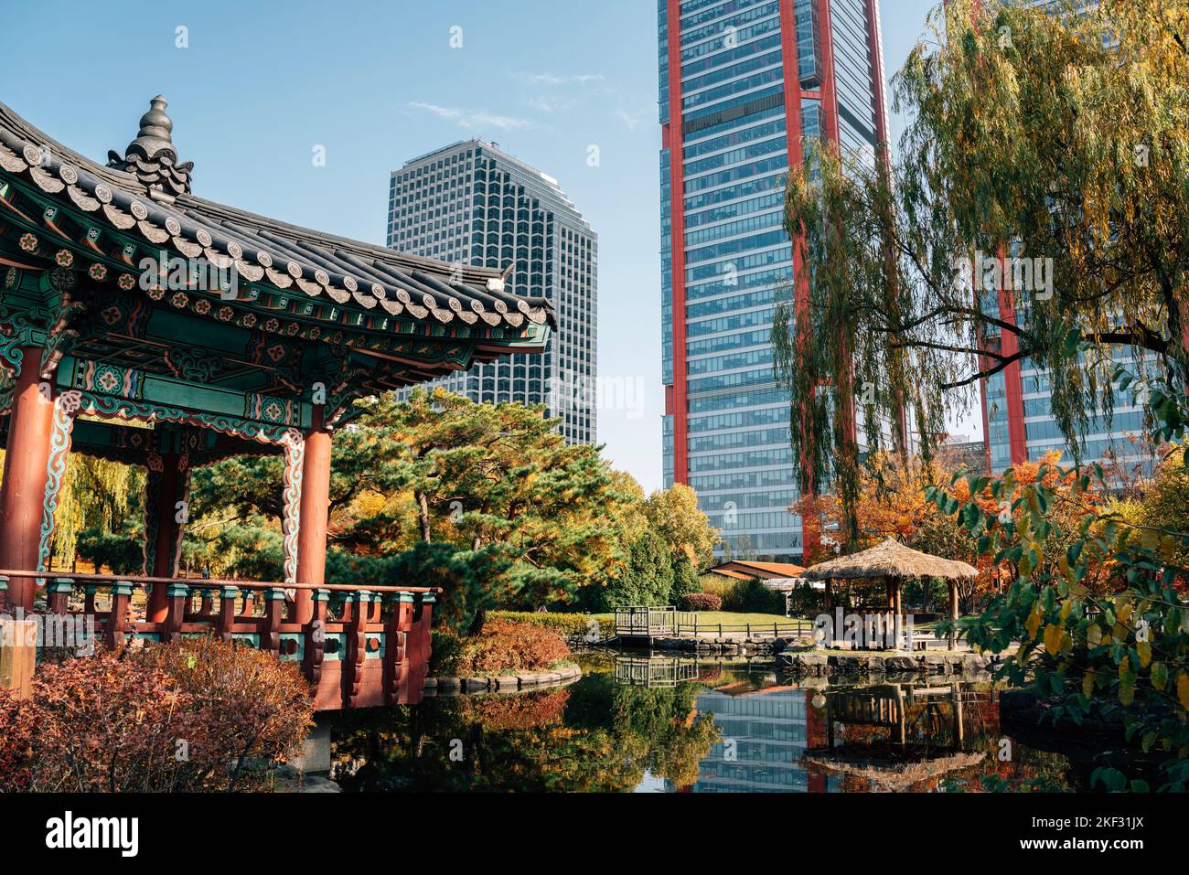 Yeouido Park Herbstblätter und traditioneller Pavillon in Seoul, Korea Stockfoto